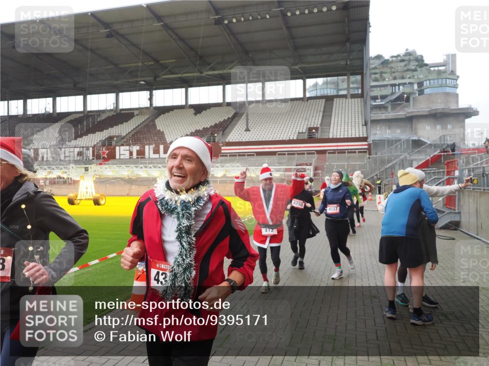 07.12.2025 - St. Pauli X-Mass-Run No. 15 Fabian Wolf http://msf.ph/oto/9395171 07.12.2025 10:28:31 Ziel 412, 2526, 2723, 2912, 2913, 3209, 3218, 3377, 3454, 3472, 4037, 4250, 4355, 4388 meine-sportfotos.de