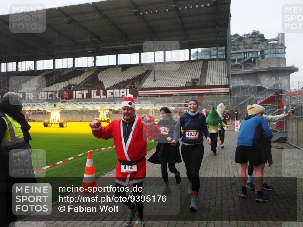 07.12.2025 - St. Pauli X-Mass-Run No. 15 Fabian Wolf http://msf.ph/oto/9395176 07.12.2025 10:28:32 Ziel 412, 2526, 2723, 2912, 2913, 3209, 3218, 3377, 3454, 3472, 4037, 4250, 4355, 4388 meine-sportfotos.de