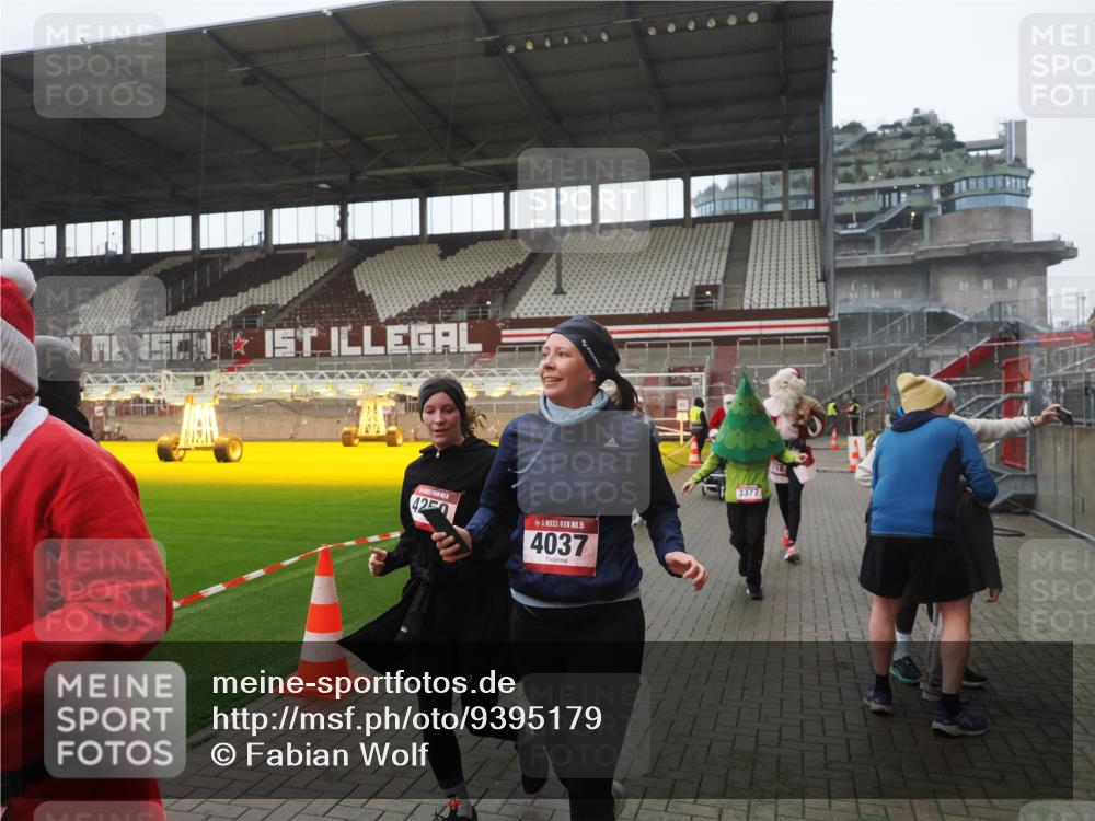 07.12.2025 - St. Pauli X-Mass-Run No. 15 Fabian Wolf http://msf.ph/oto/9395179 07.12.2025 10:28:33 Ziel 412, 2526, 2912, 2913, 3209, 3218, 3377, 3454, 4037, 4250, 4355, 4388 meine-sportfotos.de