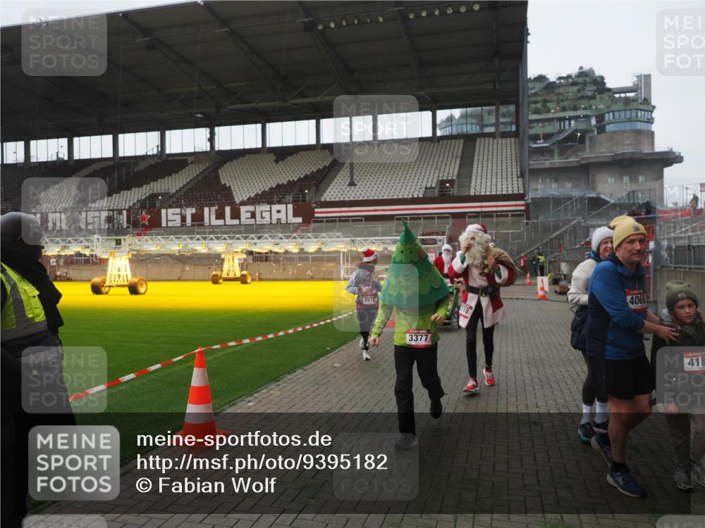 07.12.2025 - St. Pauli X-Mass-Run No. 15 Fabian Wolf http://msf.ph/oto/9395182 07.12.2025 10:28:34 Ziel 412, 2526, 2912, 2913, 3209, 3218, 3377, 3454, 4037, 4250, 4355, 4388 meine-sportfotos.de