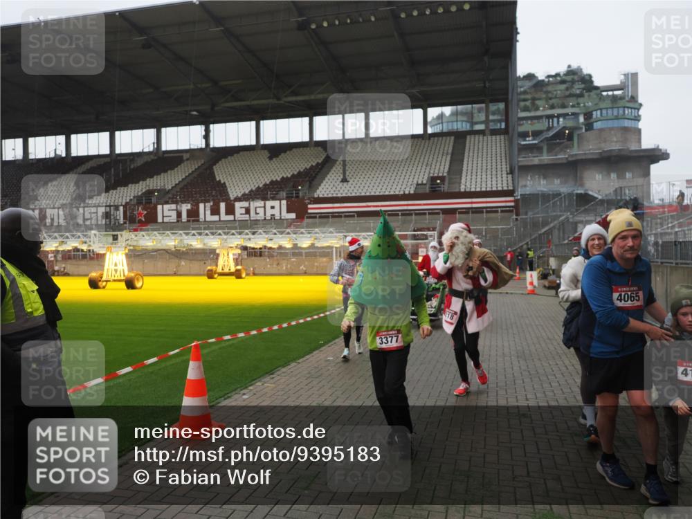 07.12.2025 - St. Pauli X-Mass-Run No. 15 Fabian Wolf http://msf.ph/oto/9395183 07.12.2025 10:28:34 Ziel 412, 2526, 2912, 2913, 3209, 3218, 3377, 3454, 4037, 4250, 4355, 4388 meine-sportfotos.de