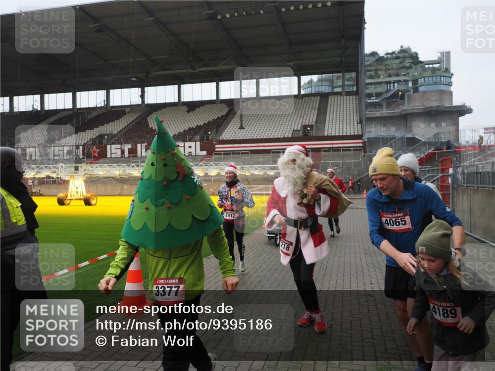 07.12.2025 - St. Pauli X-Mass-Run No. 15 Fabian Wolf http://msf.ph/oto/9395186 07.12.2025 10:28:35 Ziel 412, 2912, 2913, 3209, 3218, 3377, 3454, 4037, 4250, 4355, 4388 meine-sportfotos.de