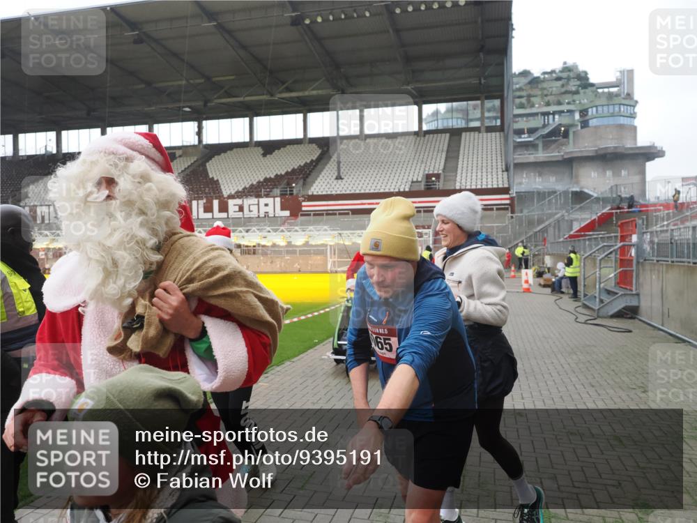 07.12.2025 - St. Pauli X-Mass-Run No. 15 Fabian Wolf http://msf.ph/oto/9395191 07.12.2025 10:28:36 Ziel 412, 2912, 2913, 3209, 3218, 3377, 4037, 4250, 4355, 4388 meine-sportfotos.de