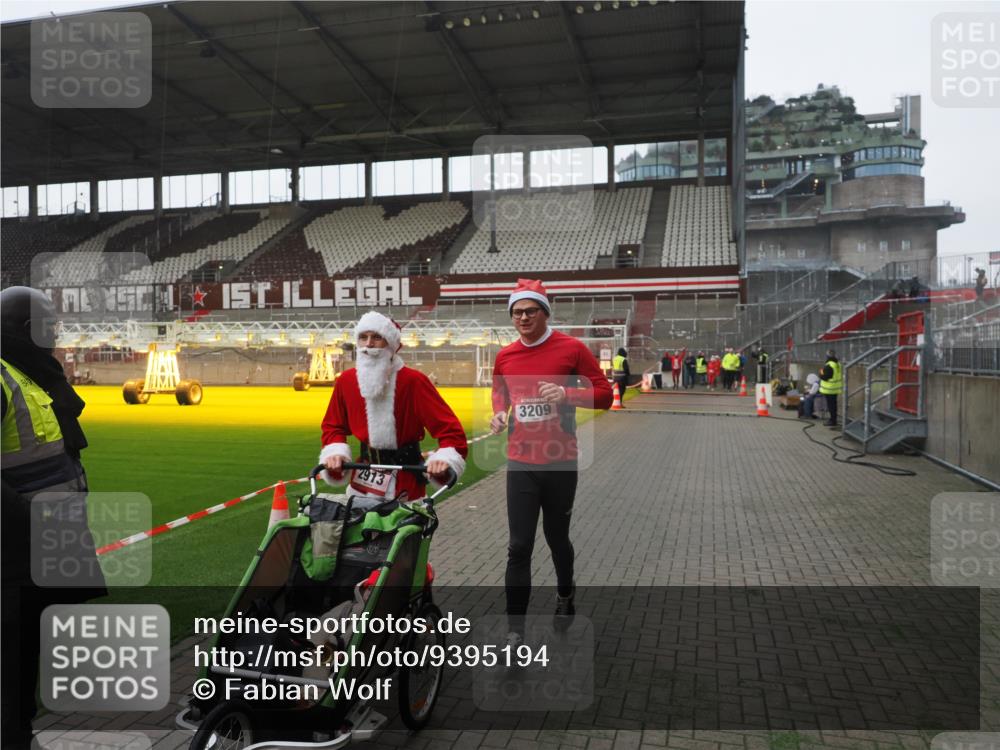 07.12.2025 - St. Pauli X-Mass-Run No. 15 Fabian Wolf http://msf.ph/oto/9395194 07.12.2025 10:28:38 Ziel 412, 2912, 2913, 3209, 3218, 3377, 4037, 4250, 4355, 4388 meine-sportfotos.de