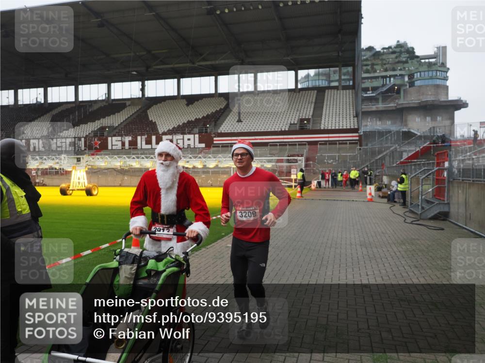 07.12.2025 - St. Pauli X-Mass-Run No. 15 Fabian Wolf http://msf.ph/oto/9395195 07.12.2025 10:28:38 Ziel 412, 2912, 2913, 3209, 3218, 3377, 4037, 4250, 4355, 4388 meine-sportfotos.de