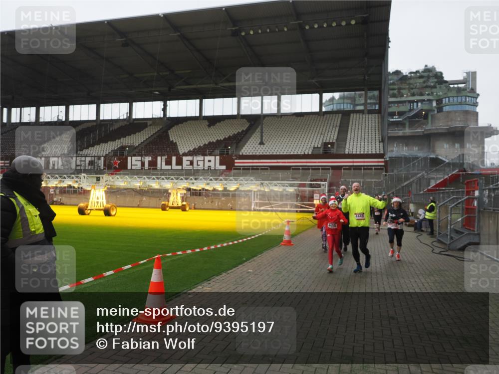 07.12.2025 - St. Pauli X-Mass-Run No. 15 Fabian Wolf http://msf.ph/oto/9395197 07.12.2025 10:28:48 Ziel 1095, 1566, 2046, 2051, 2397, 2913, 3209, 4265, 4291, 4414, 4446, 4449, 4450, 4543, 4544 meine-sportfotos.de