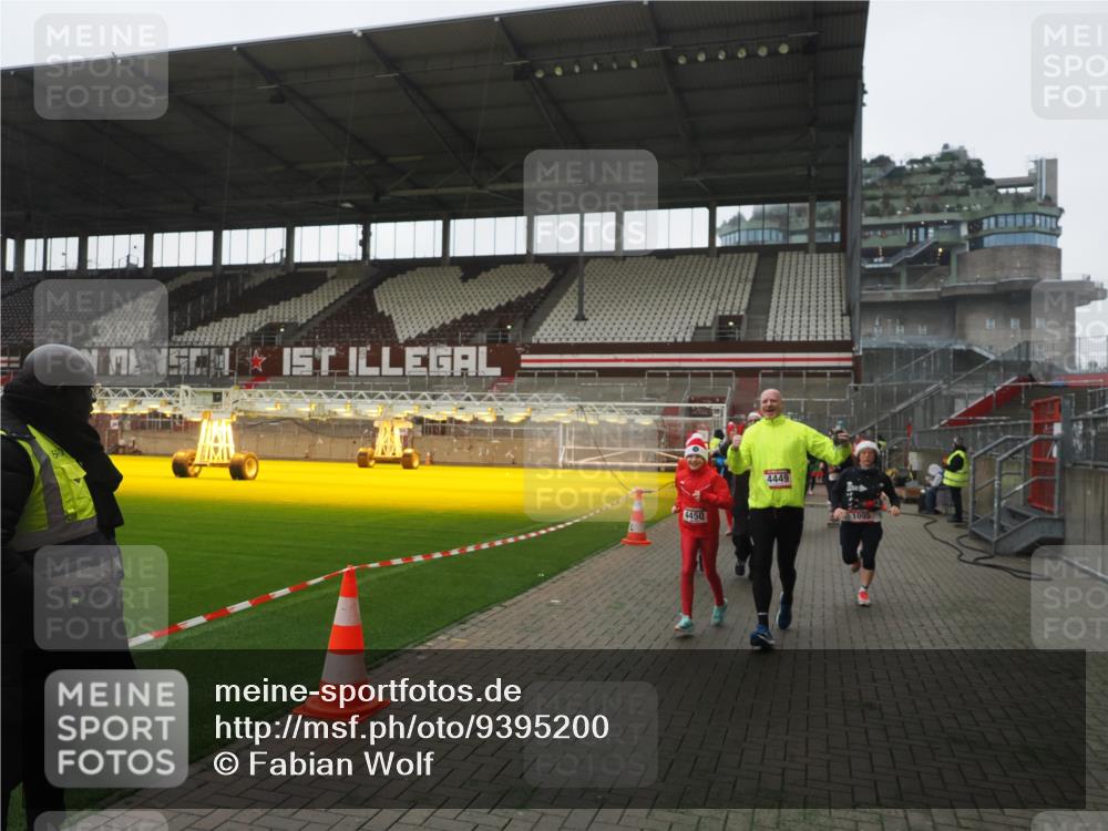 07.12.2025 - St. Pauli X-Mass-Run No. 15 Fabian Wolf http://msf.ph/oto/9395200 07.12.2025 10:28:48 Ziel 1095, 1566, 2046, 2051, 2397, 2913, 3209, 4265, 4291, 4414, 4446, 4449, 4450, 4543, 4544 meine-sportfotos.de