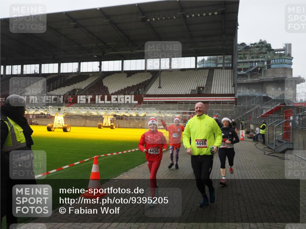 07.12.2025 - St. Pauli X-Mass-Run No. 15 Fabian Wolf http://msf.ph/oto/9395205 07.12.2025 10:28:49 Ziel 1095, 1566, 2046, 2051, 2397, 4265, 4291, 4414, 4446, 4449, 4450, 4543, 4544 meine-sportfotos.de