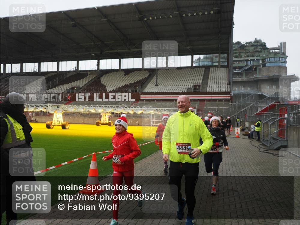 07.12.2025 - St. Pauli X-Mass-Run No. 15 Fabian Wolf http://msf.ph/oto/9395207 07.12.2025 10:28:50 Ziel 1095, 1308, 1330, 1566, 2046, 2051, 2397, 4265, 4291, 4414, 4446, 4449, 4450, 4543, 4544 meine-sportfotos.de