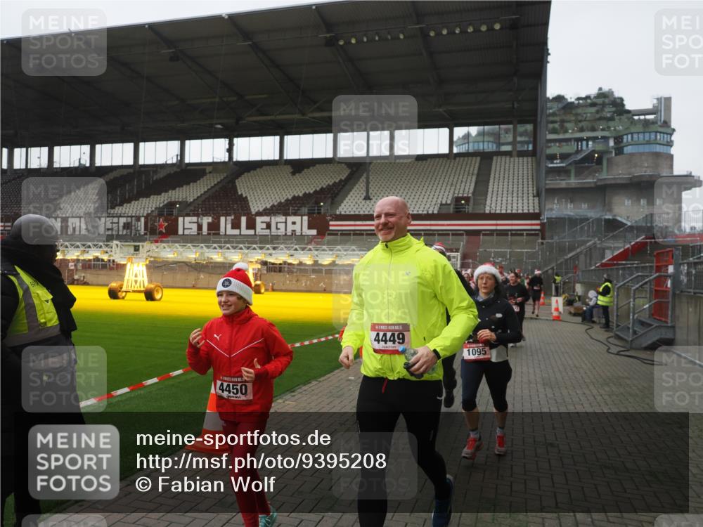 07.12.2025 - St. Pauli X-Mass-Run No. 15 Fabian Wolf http://msf.ph/oto/9395208 07.12.2025 10:28:50 Ziel 1095, 1308, 1330, 1566, 2046, 2051, 2397, 4265, 4291, 4414, 4446, 4449, 4450, 4543, 4544 meine-sportfotos.de
