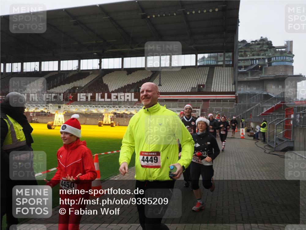 07.12.2025 - St. Pauli X-Mass-Run No. 15 Fabian Wolf http://msf.ph/oto/9395209 07.12.2025 10:28:50 Ziel 1095, 1308, 1330, 1566, 2046, 2051, 2397, 4265, 4291, 4414, 4446, 4449, 4450, 4543, 4544 meine-sportfotos.de