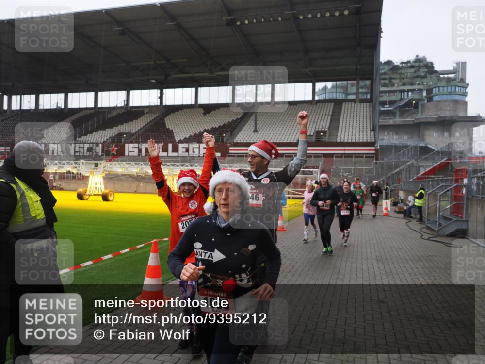 07.12.2025 - St. Pauli X-Mass-Run No. 15 Fabian Wolf http://msf.ph/oto/9395212 07.12.2025 10:28:51 Ziel 1095, 1308, 1330, 1566, 2046, 2051, 2397, 4265, 4291, 4414, 4446, 4449, 4450, 4543, 4544 meine-sportfotos.de