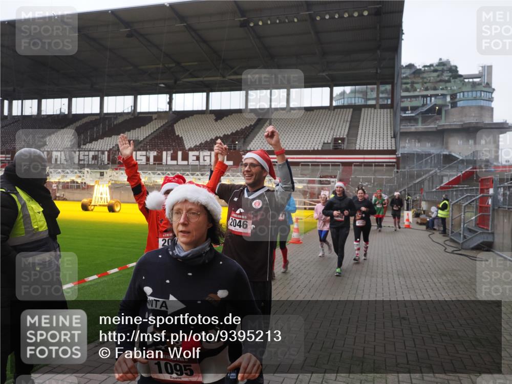 07.12.2025 - St. Pauli X-Mass-Run No. 15 Fabian Wolf http://msf.ph/oto/9395213 07.12.2025 10:28:51 Ziel 1095, 1308, 1330, 1566, 2046, 2051, 2397, 4265, 4291, 4414, 4446, 4449, 4450, 4543, 4544 meine-sportfotos.de