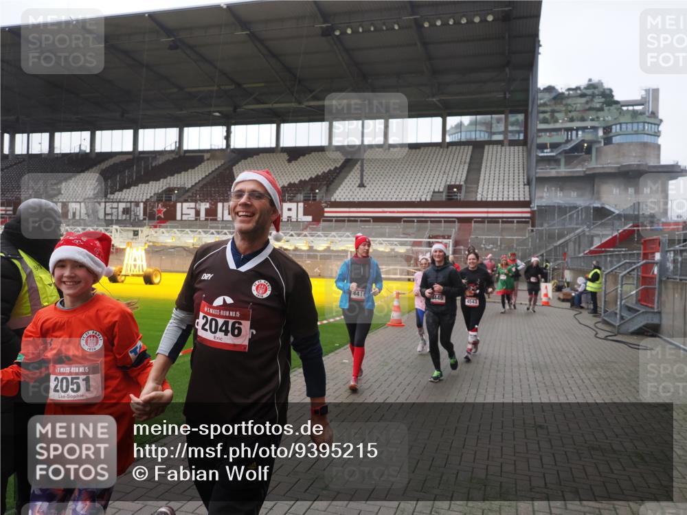 07.12.2025 - St. Pauli X-Mass-Run No. 15 Fabian Wolf http://msf.ph/oto/9395215 07.12.2025 10:28:51 Ziel 1095, 1308, 1330, 1566, 2046, 2051, 2397, 4265, 4291, 4414, 4446, 4449, 4450, 4543, 4544 meine-sportfotos.de