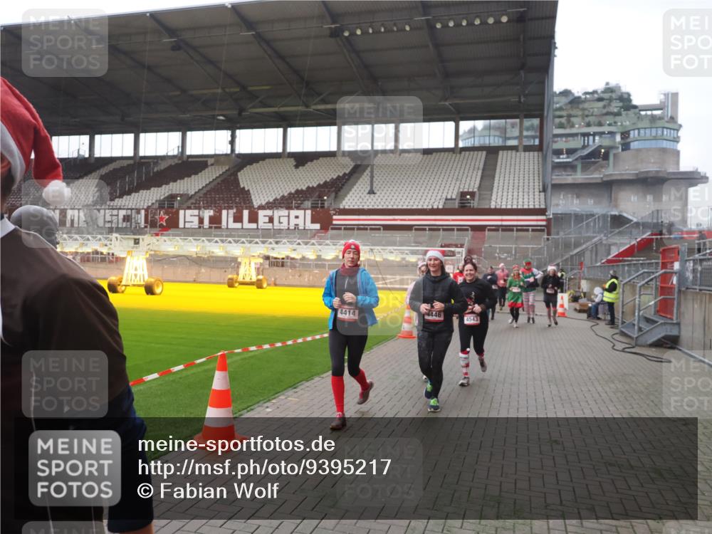 07.12.2025 - St. Pauli X-Mass-Run No. 15 Fabian Wolf http://msf.ph/oto/9395217 07.12.2025 10:28:52 Ziel 1095, 1308, 1330, 1566, 2046, 2051, 2397, 3669, 4265, 4291, 4414, 4446, 4449, 4450, 4543, 4544 meine-sportfotos.de