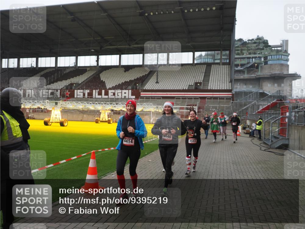 07.12.2025 - St. Pauli X-Mass-Run No. 15 Fabian Wolf http://msf.ph/oto/9395219 07.12.2025 10:28:52 Ziel 1095, 1308, 1330, 1566, 2046, 2051, 2397, 3669, 4265, 4291, 4414, 4446, 4449, 4450, 4543, 4544 meine-sportfotos.de