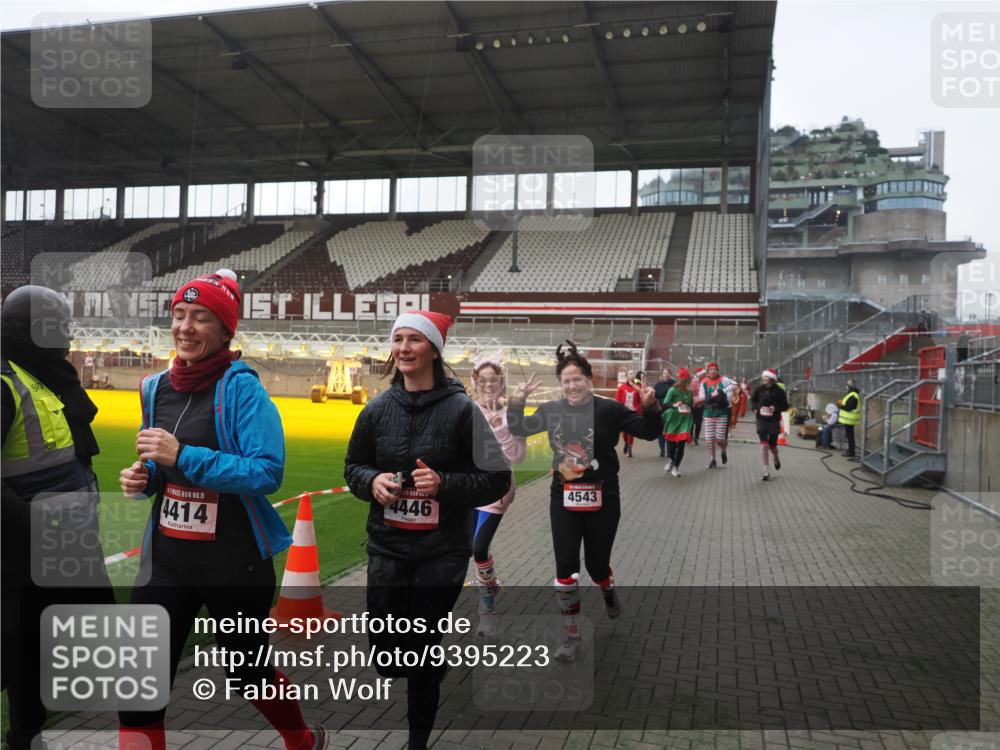 07.12.2025 - St. Pauli X-Mass-Run No. 15 Fabian Wolf http://msf.ph/oto/9395223 07.12.2025 10:28:53 Ziel 1095, 1308, 1330, 1566, 2046, 2051, 2397, 3669, 4265, 4291, 4414, 4446, 4449, 4450, 4543, 4544 meine-sportfotos.de