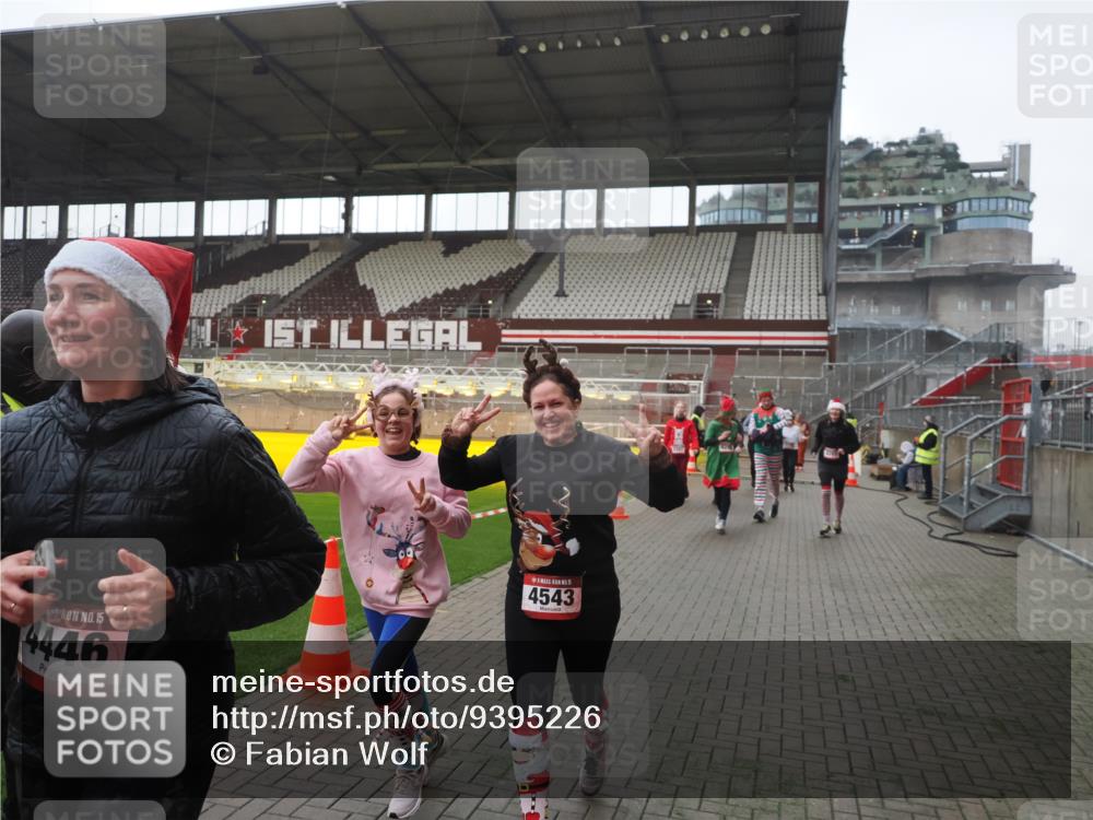 07.12.2025 - St. Pauli X-Mass-Run No. 15 Fabian Wolf http://msf.ph/oto/9395226 07.12.2025 10:28:54 Ziel 1095, 1308, 1330, 1566, 2046, 2051, 2397, 3669, 4073, 4265, 4291, 4414, 4446, 4449, 4450, 4543, 4544 meine-sportfotos.de