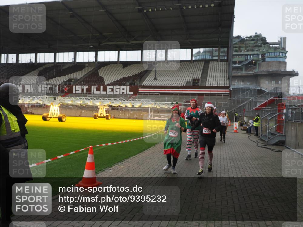 07.12.2025 - St. Pauli X-Mass-Run No. 15 Fabian Wolf http://msf.ph/oto/9395232 07.12.2025 10:28:56 Ziel 1095, 1308, 1330, 1566, 2046, 2051, 2397, 3669, 4073, 4265, 4291, 4414, 4446, 4449, 4450, 4543, 4544 meine-sportfotos.de
