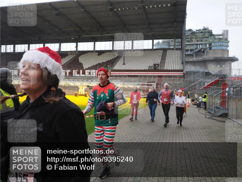 07.12.2025 - St. Pauli X-Mass-Run No. 15 Fabian Wolf http://msf.ph/oto/9395240 07.12.2025 10:28:58 Ziel 1095, 1308, 1330, 1566, 2046, 2051, 2397, 2874, 3669, 4073, 4265, 4291, 4414, 4446, 4449, 4450, 4543, 4544 meine-sportfotos.de