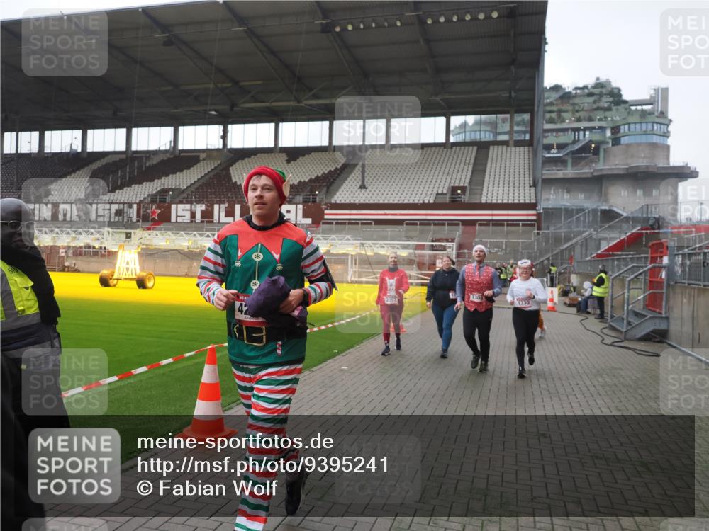 07.12.2025 - St. Pauli X-Mass-Run No. 15 Fabian Wolf http://msf.ph/oto/9395241 07.12.2025 10:28:58 Ziel 1095, 1308, 1330, 1566, 2046, 2051, 2397, 2874, 3669, 4073, 4265, 4291, 4414, 4446, 4449, 4450, 4543, 4544 meine-sportfotos.de