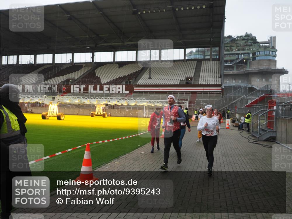 07.12.2025 - St. Pauli X-Mass-Run No. 15 Fabian Wolf http://msf.ph/oto/9395243 07.12.2025 10:28:59 Ziel 1095, 1308, 1330, 1566, 2046, 2051, 2397, 2874, 3669, 4073, 4265, 4291, 4414, 4446, 4449, 4450, 4543, 4544 meine-sportfotos.de