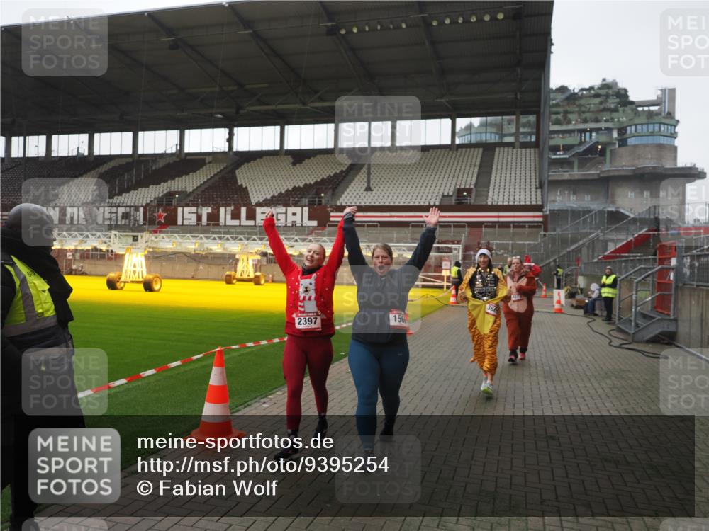 07.12.2025 - St. Pauli X-Mass-Run No. 15 Fabian Wolf http://msf.ph/oto/9395254 07.12.2025 10:29:02 Ziel 161, 165, 1095, 1308, 1330, 1566, 2046, 2051, 2397, 2874, 3669, 4073, 4265, 4291, 4414, 4446, 4543, 4544 meine-sportfotos.de