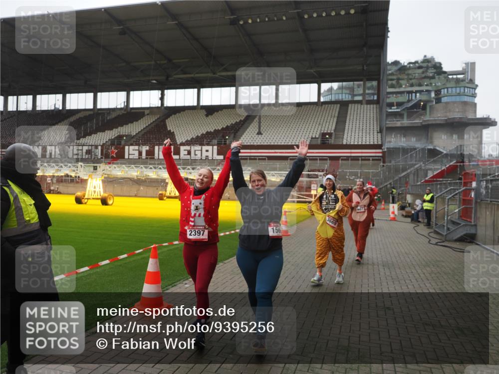 07.12.2025 - St. Pauli X-Mass-Run No. 15 Fabian Wolf http://msf.ph/oto/9395256 07.12.2025 10:29:02 Ziel 161, 165, 1095, 1308, 1330, 1566, 2046, 2051, 2397, 2874, 3669, 4073, 4265, 4291, 4414, 4446, 4543, 4544 meine-sportfotos.de