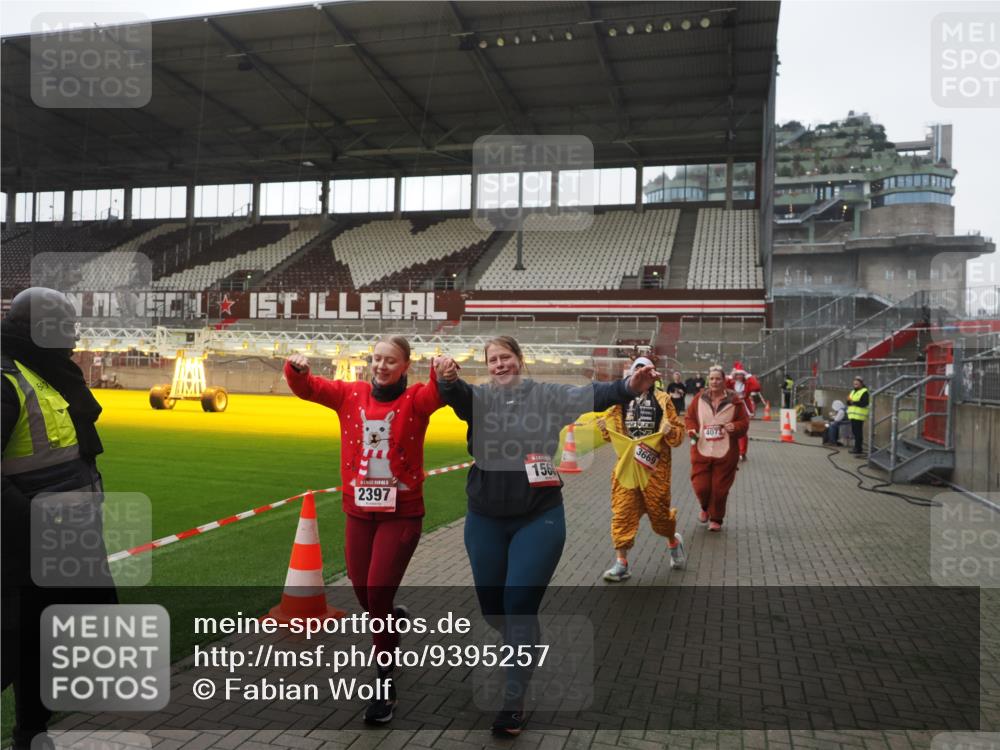 07.12.2025 - St. Pauli X-Mass-Run No. 15 Fabian Wolf http://msf.ph/oto/9395257 07.12.2025 10:29:02 Ziel 161, 165, 1095, 1308, 1330, 1566, 2046, 2051, 2397, 2874, 3669, 4073, 4265, 4291, 4414, 4446, 4543, 4544 meine-sportfotos.de