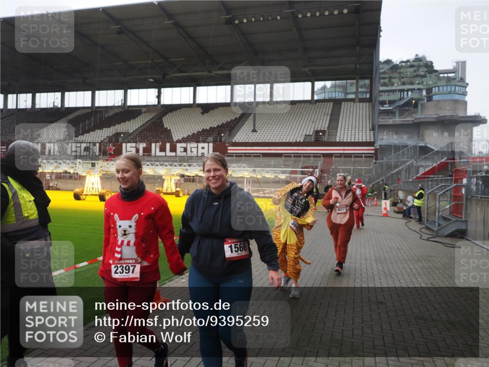 07.12.2025 - St. Pauli X-Mass-Run No. 15 Fabian Wolf http://msf.ph/oto/9395259 07.12.2025 10:29:03 Ziel 161, 165, 1308, 1330, 1566, 2397, 2874, 3669, 4073, 4265, 4291, 4414, 4446, 4543, 4544 meine-sportfotos.de