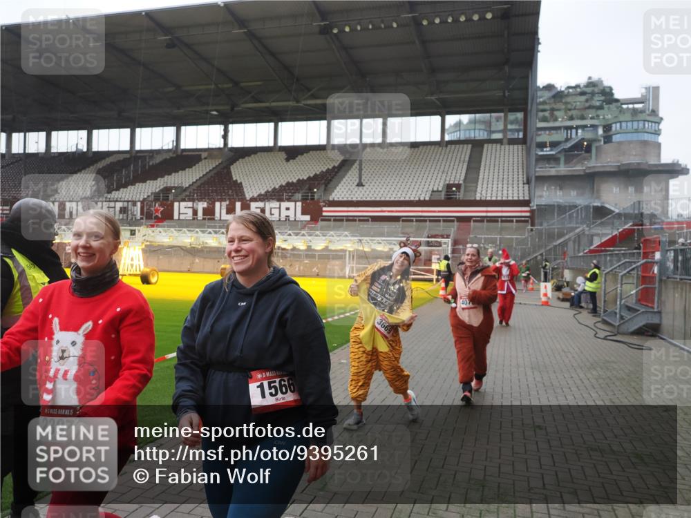 07.12.2025 - St. Pauli X-Mass-Run No. 15 Fabian Wolf http://msf.ph/oto/9395261 07.12.2025 10:29:03 Ziel 161, 165, 1308, 1330, 1566, 2397, 2874, 3669, 4073, 4265, 4291, 4414, 4446, 4543, 4544 meine-sportfotos.de