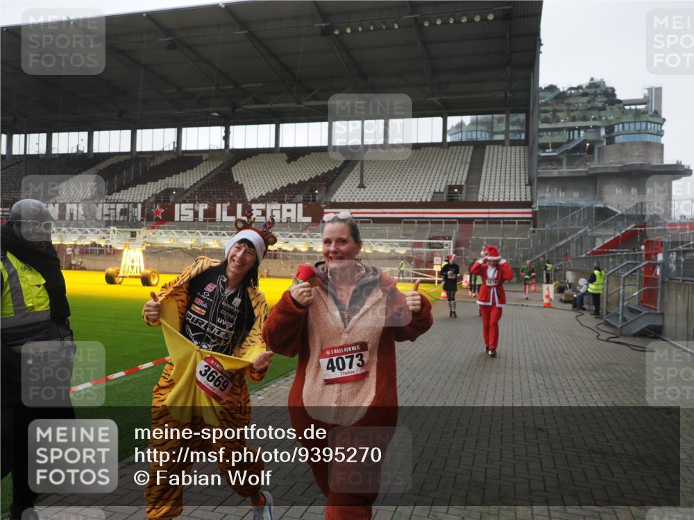 07.12.2025 - St. Pauli X-Mass-Run No. 15 Fabian Wolf http://msf.ph/oto/9395270 07.12.2025 10:29:05 Ziel 161, 165, 1308, 1330, 2874, 3299, 3669, 3938, 3942, 4073, 4265, 4291, 4543, 4544 meine-sportfotos.de