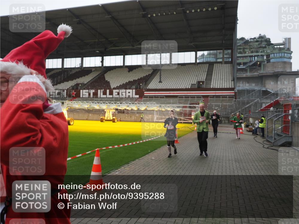 07.12.2025 - St. Pauli X-Mass-Run No. 15 Fabian Wolf http://msf.ph/oto/9395288 07.12.2025 10:29:09 Ziel 161, 165, 1308, 1330, 2874, 3299, 3669, 3938, 3942, 4073 meine-sportfotos.de