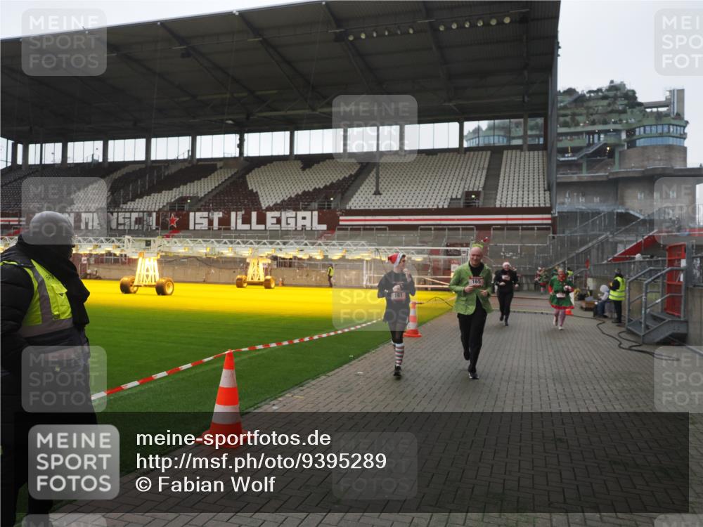 07.12.2025 - St. Pauli X-Mass-Run No. 15 Fabian Wolf http://msf.ph/oto/9395289 07.12.2025 10:29:09 Ziel 161, 165, 1308, 1330, 2874, 3299, 3669, 3938, 3942, 4073 meine-sportfotos.de