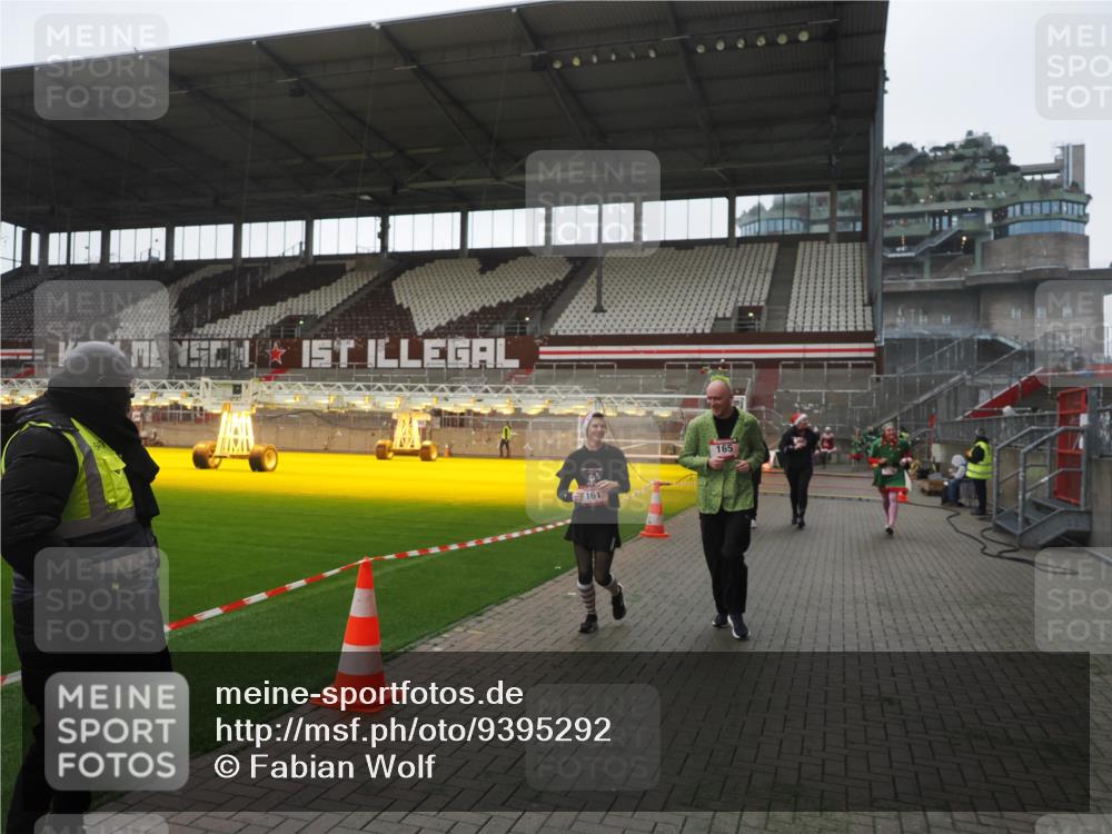 07.12.2025 - St. Pauli X-Mass-Run No. 15 Fabian Wolf http://msf.ph/oto/9395292 07.12.2025 10:29:10 Ziel 161, 165, 1308, 1330, 2874, 3299, 3669, 3938, 3942, 4073 meine-sportfotos.de