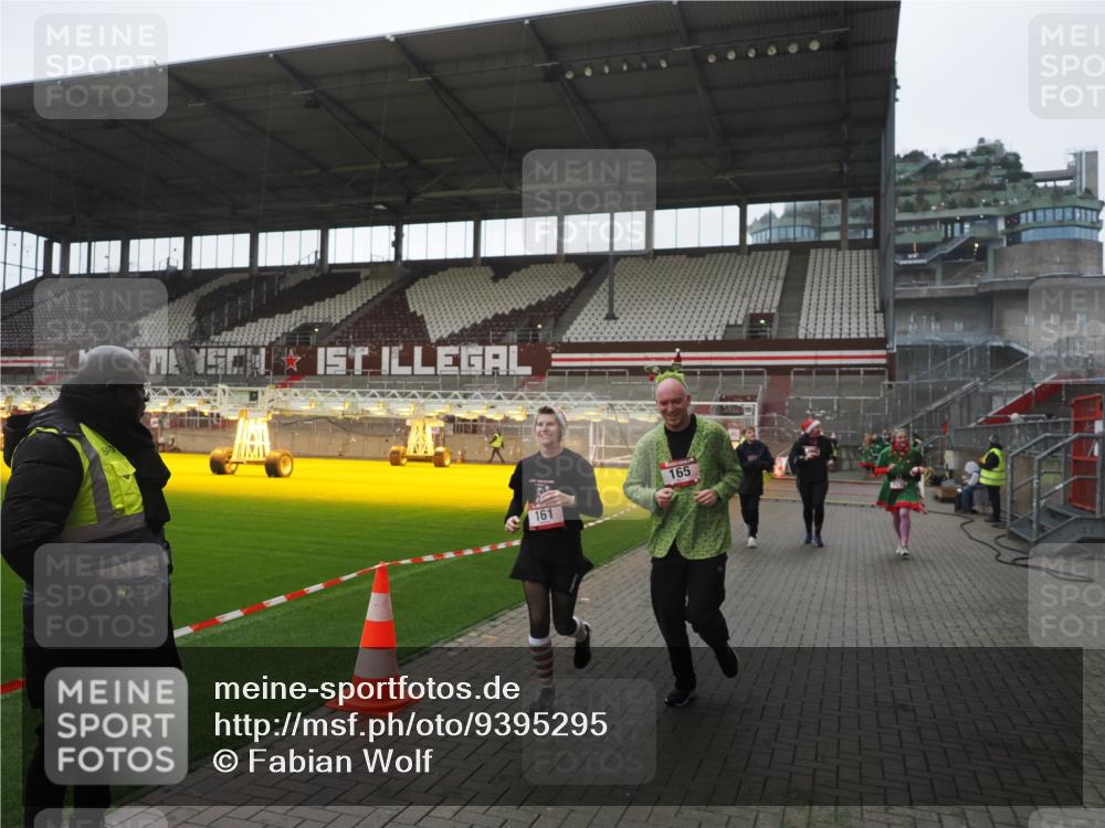 07.12.2025 - St. Pauli X-Mass-Run No. 15 Fabian Wolf http://msf.ph/oto/9395295 07.12.2025 10:29:11 Ziel 161, 165, 2874, 3299, 3669, 3938, 3942, 4073 meine-sportfotos.de