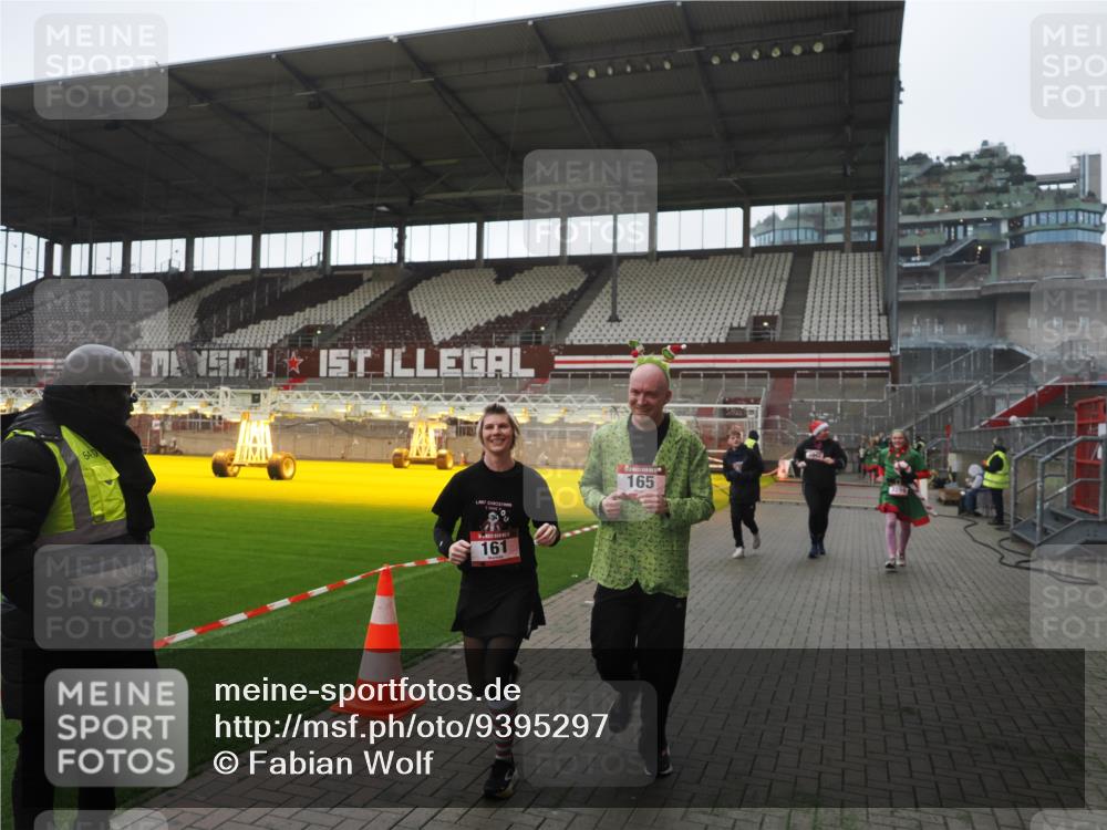 07.12.2025 - St. Pauli X-Mass-Run No. 15 Fabian Wolf http://msf.ph/oto/9395297 07.12.2025 10:29:11 Ziel 161, 165, 2874, 3299, 3669, 3938, 3942, 4073 meine-sportfotos.de