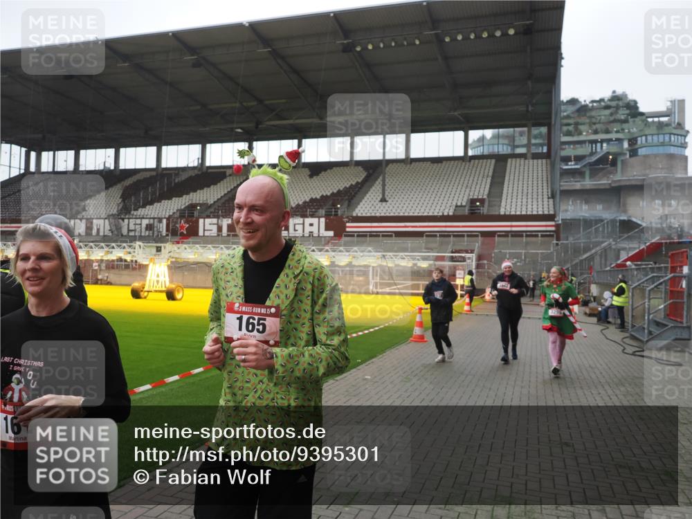 07.12.2025 - St. Pauli X-Mass-Run No. 15 Fabian Wolf http://msf.ph/oto/9395301 07.12.2025 10:29:12 Ziel 161, 165, 2874, 3299, 3669, 3938, 3942, 4073 meine-sportfotos.de