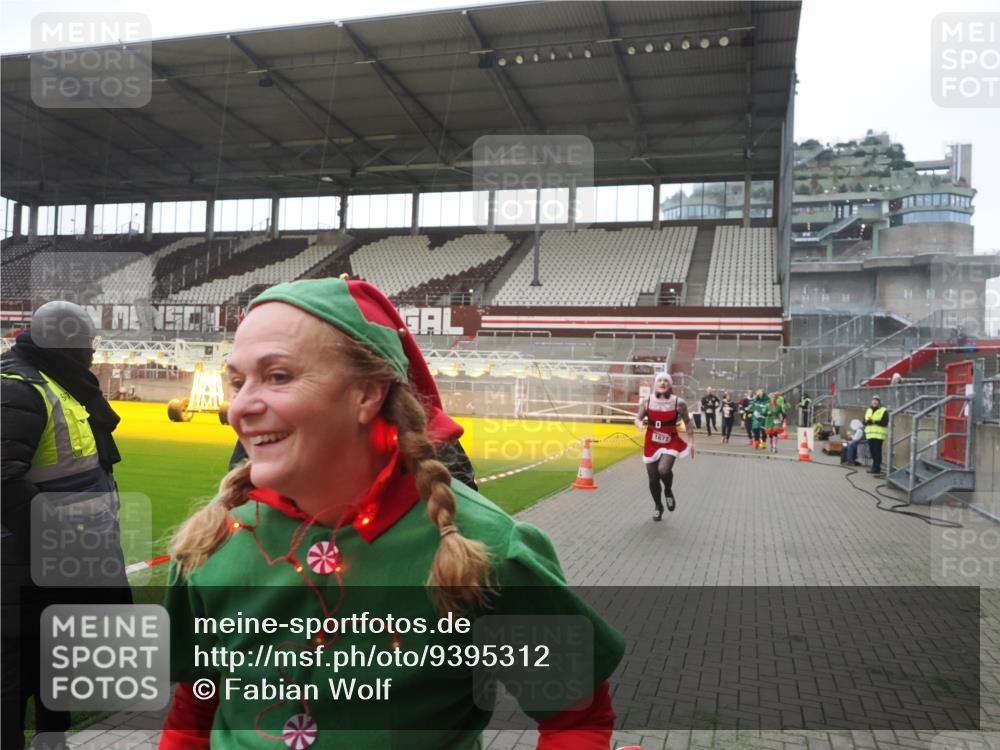 07.12.2025 - St. Pauli X-Mass-Run No. 15 Fabian Wolf http://msf.ph/oto/9395312 07.12.2025 10:29:15 Ziel 161, 165, 1548, 1550, 1677, 1842, 2874, 3115, 3299, 3938, 3942 meine-sportfotos.de