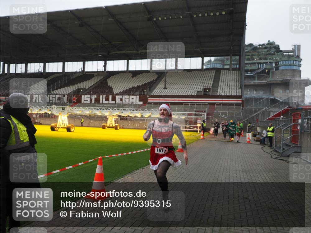 07.12.2025 - St. Pauli X-Mass-Run No. 15 Fabian Wolf http://msf.ph/oto/9395315 07.12.2025 10:29:16 Ziel 161, 165, 1548, 1550, 1677, 1842, 2874, 3115, 3299, 3938, 3942 meine-sportfotos.de