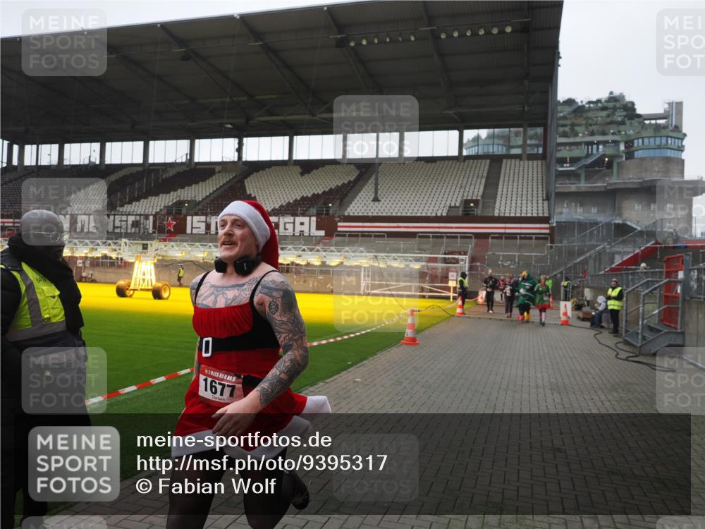 07.12.2025 - St. Pauli X-Mass-Run No. 15 Fabian Wolf http://msf.ph/oto/9395317 07.12.2025 10:29:17 Ziel 161, 165, 1548, 1550, 1677, 1842, 2874, 3115, 3299, 3470, 3938, 3942 meine-sportfotos.de