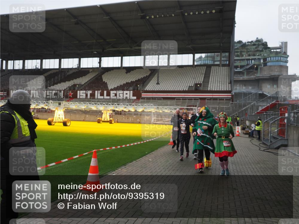 07.12.2025 - St. Pauli X-Mass-Run No. 15 Fabian Wolf http://msf.ph/oto/9395319 07.12.2025 10:29:23 Ziel 450, 458, 1373, 1548, 1550, 1677, 1842, 2001, 3115, 3299, 3470, 3938, 3942, 4007, 4264, 4266, 4440, 4531, 4695 meine-sportfotos.de
