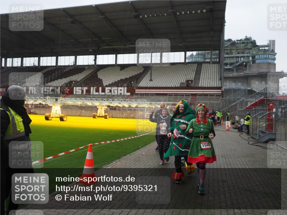 07.12.2025 - St. Pauli X-Mass-Run No. 15 Fabian Wolf http://msf.ph/oto/9395321 07.12.2025 10:29:23 Ziel 450, 458, 1373, 1548, 1550, 1677, 1842, 2001, 3115, 3299, 3470, 3938, 3942, 4007, 4264, 4266, 4440, 4531, 4695 meine-sportfotos.de