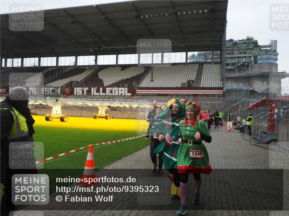 07.12.2025 - St. Pauli X-Mass-Run No. 15 Fabian Wolf http://msf.ph/oto/9395323 07.12.2025 10:29:24 Ziel 450, 458, 1373, 1548, 1550, 1677, 1842, 2001, 3115, 3299, 3470, 3938, 3942, 4007, 4009, 4264, 4266, 4440, 4531, 4695 meine-sportfotos.de