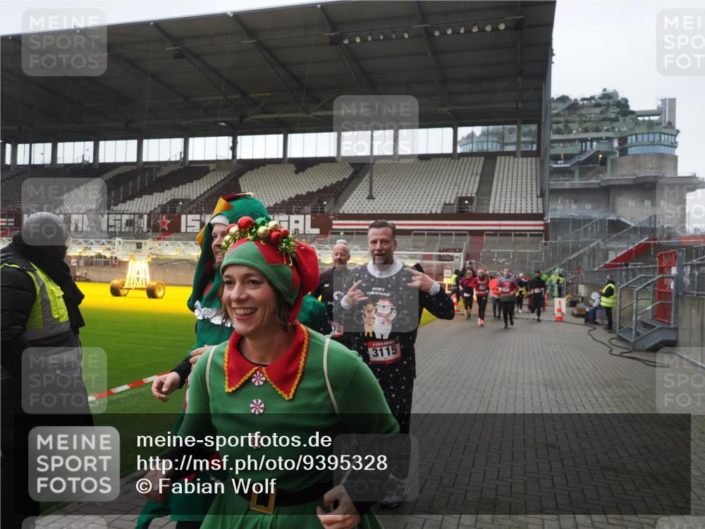 07.12.2025 - St. Pauli X-Mass-Run No. 15 Fabian Wolf http://msf.ph/oto/9395328 07.12.2025 10:29:25 Ziel 450, 458, 1373, 1548, 1550, 1677, 1842, 2001, 3080, 3115, 3299, 3470, 3942, 4007, 4009, 4264, 4266, 4293, 4296, 4440, 4531, 4695 meine-sportfotos.de