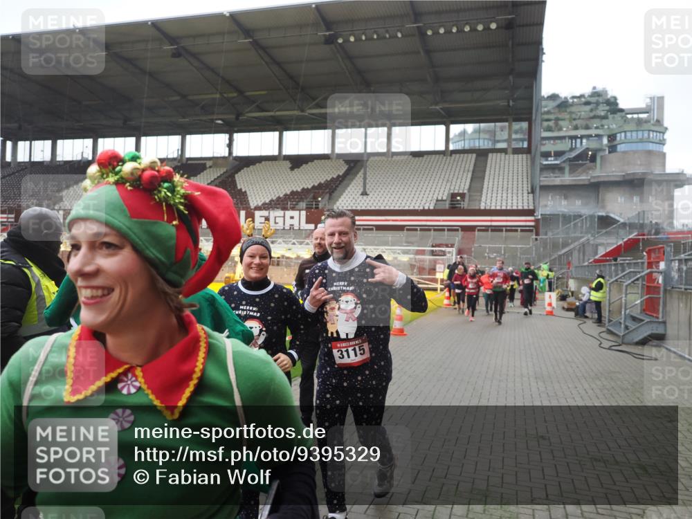 07.12.2025 - St. Pauli X-Mass-Run No. 15 Fabian Wolf http://msf.ph/oto/9395329 07.12.2025 10:29:25 Ziel 450, 458, 1373, 1548, 1550, 1677, 1842, 2001, 3080, 3115, 3299, 3470, 3942, 4007, 4009, 4264, 4266, 4293, 4296, 4440, 4531, 4695 meine-sportfotos.de