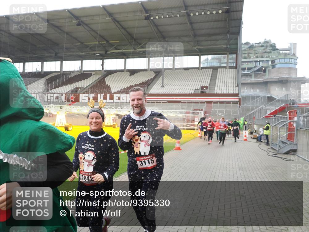 07.12.2025 - St. Pauli X-Mass-Run No. 15 Fabian Wolf http://msf.ph/oto/9395330 07.12.2025 10:29:25 Ziel 450, 458, 1373, 1548, 1550, 1677, 1842, 2001, 3080, 3115, 3299, 3470, 3942, 4007, 4009, 4264, 4266, 4293, 4296, 4440, 4531, 4695 meine-sportfotos.de