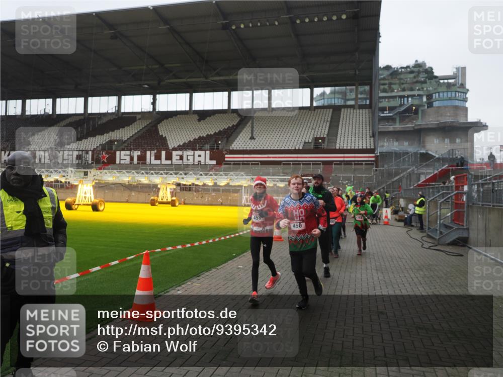 07.12.2025 - St. Pauli X-Mass-Run No. 15 Fabian Wolf http://msf.ph/oto/9395342 07.12.2025 10:29:30 Ziel 450, 458, 1039, 1373, 1548, 1550, 1677, 1842, 2001, 3080, 3115, 3468, 3469, 3470, 4007, 4009, 4126, 4264, 4266, 4293, 4296, 4440, 4531, 4695 meine-sportfotos.de