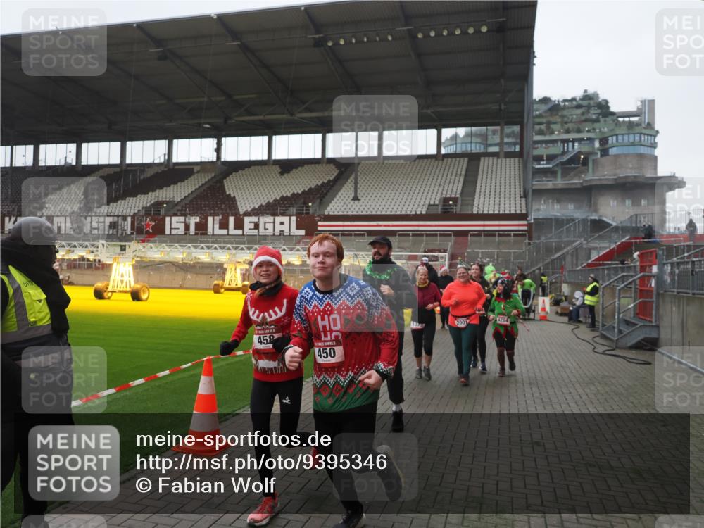 07.12.2025 - St. Pauli X-Mass-Run No. 15 Fabian Wolf http://msf.ph/oto/9395346 07.12.2025 10:29:30 Ziel 450, 458, 1039, 1373, 1548, 1550, 1677, 1842, 2001, 3080, 3115, 3468, 3469, 3470, 4007, 4009, 4126, 4264, 4266, 4293, 4296, 4440, 4531, 4695 meine-sportfotos.de