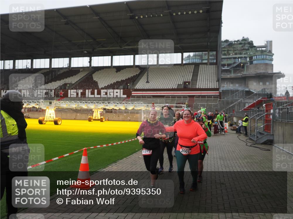 07.12.2025 - St. Pauli X-Mass-Run No. 15 Fabian Wolf http://msf.ph/oto/9395350 07.12.2025 10:29:32 Ziel 450, 458, 1039, 1198, 1201, 1204, 1209, 1373, 1548, 1550, 1677, 1842, 2001, 3080, 3115, 3468, 3469, 3470, 4007, 4009, 4126, 4264, 4266, 4293, 4296, 4440, 4531, 4695 meine-sportfotos.de